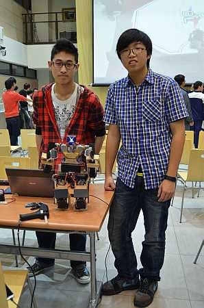 鄭策變形廢鐵參加2014年第四屆RBL機器人格鬥賽